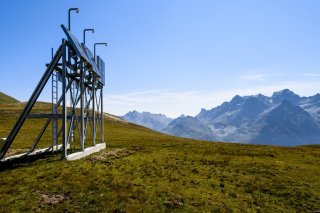 Une vue de l'installation test des panneaux solaires pour le projet Grengiols Solar.